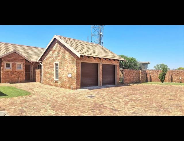 2 BEDROOM TOWNHOUSE FOR SALE IN AMBERFIELD